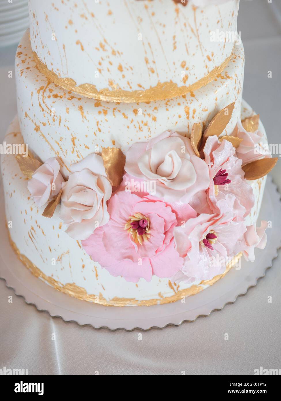 Bella torta di nozze grande con fiori. Dolci. Foto Stock