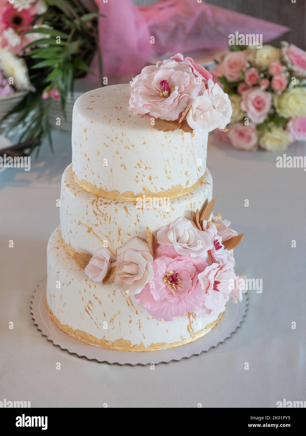 Bella torta di nozze grande con fiori. Dolci. Foto Stock