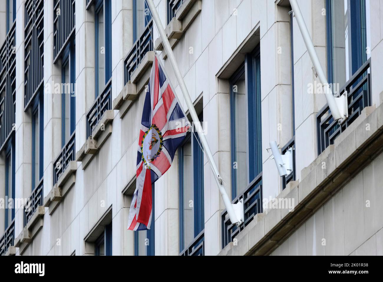 Bruxelles, Belgio. 09th Set, 2022. La bandiera dell'Unione davanti all'Ambasciata britannica a mezza altezza in seguito al passaggio della Regina Elisabetta II del Regno Unito a Bruxelles, Belgio, il 9 settembre 2022. Credit: ALEXANDROS MICHAILIDIS/Alamy Live News Foto Stock
