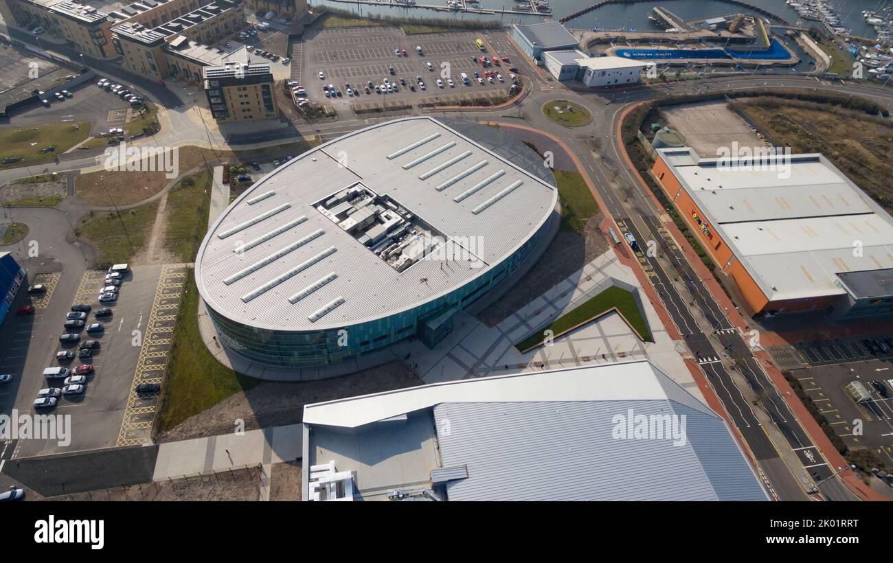 Viste aeree della baia di Cardiff, tra cui la Vindico Arena, la piscina internazionale di Cardiff e la baia di Cardiff Foto Stock