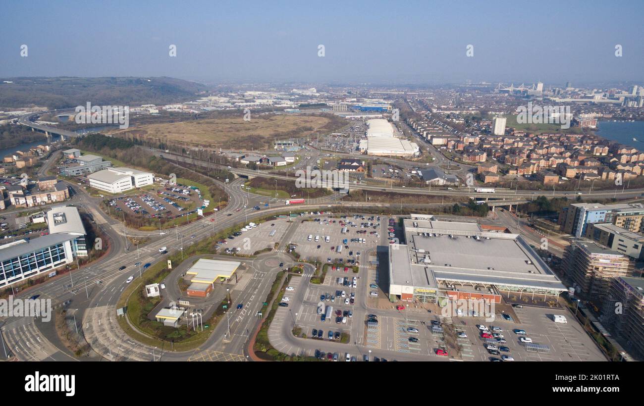 Vista aerea sul tetto della Vindico Arena di Cardiff e della piscina e palestra internazionale di Cardiff Foto Stock