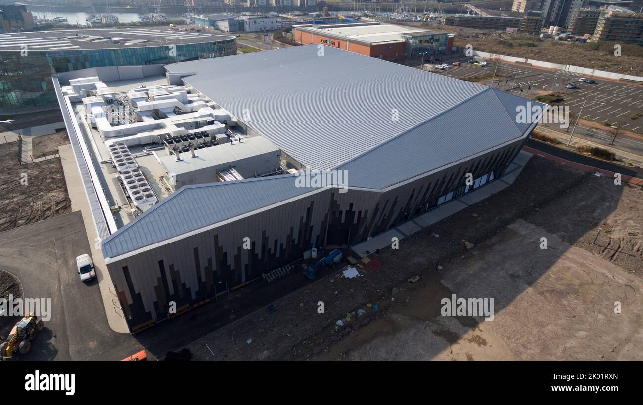 Vista aerea sul tetto della Vindico Arena di Cardiff e della piscina e palestra internazionale di Cardiff Foto Stock