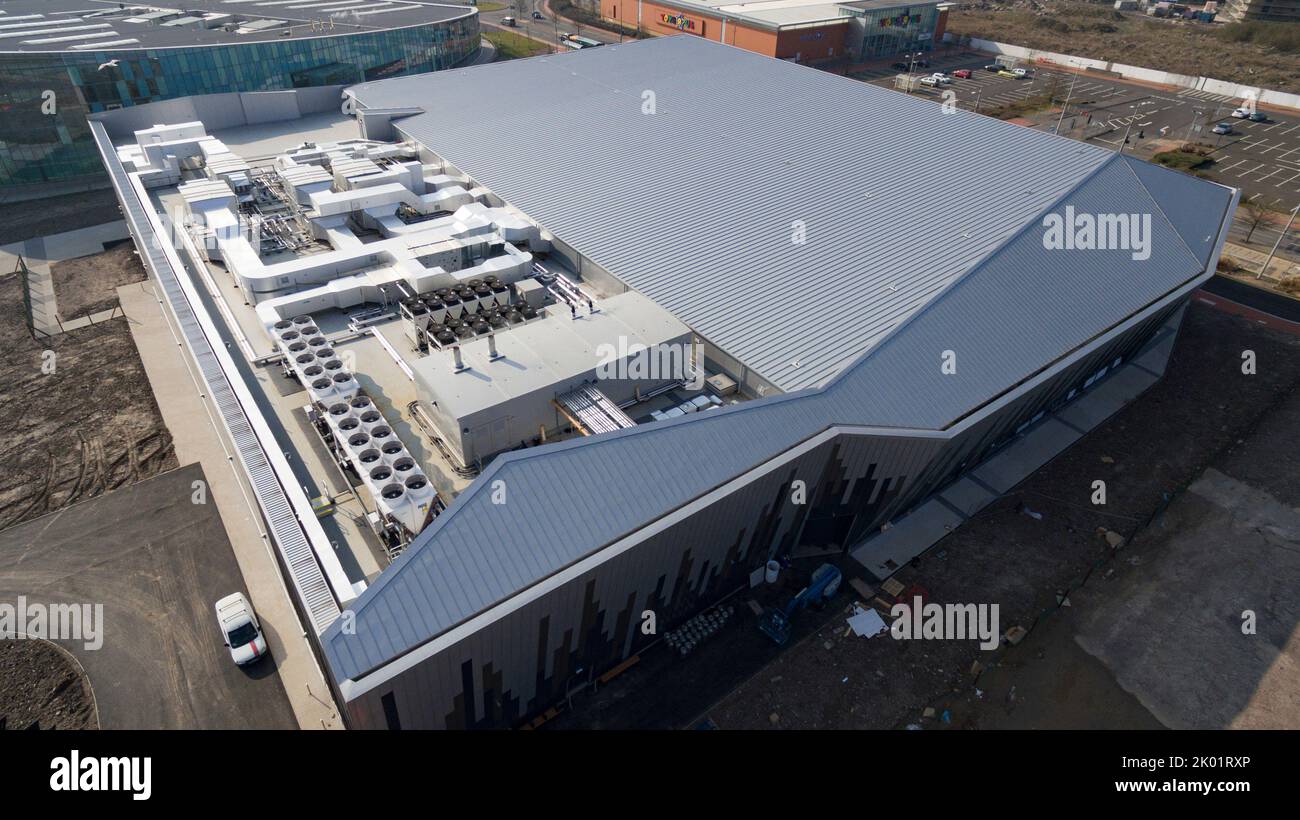 Vista aerea sul tetto della Vindico Arena di Cardiff e della piscina e palestra internazionale di Cardiff Foto Stock