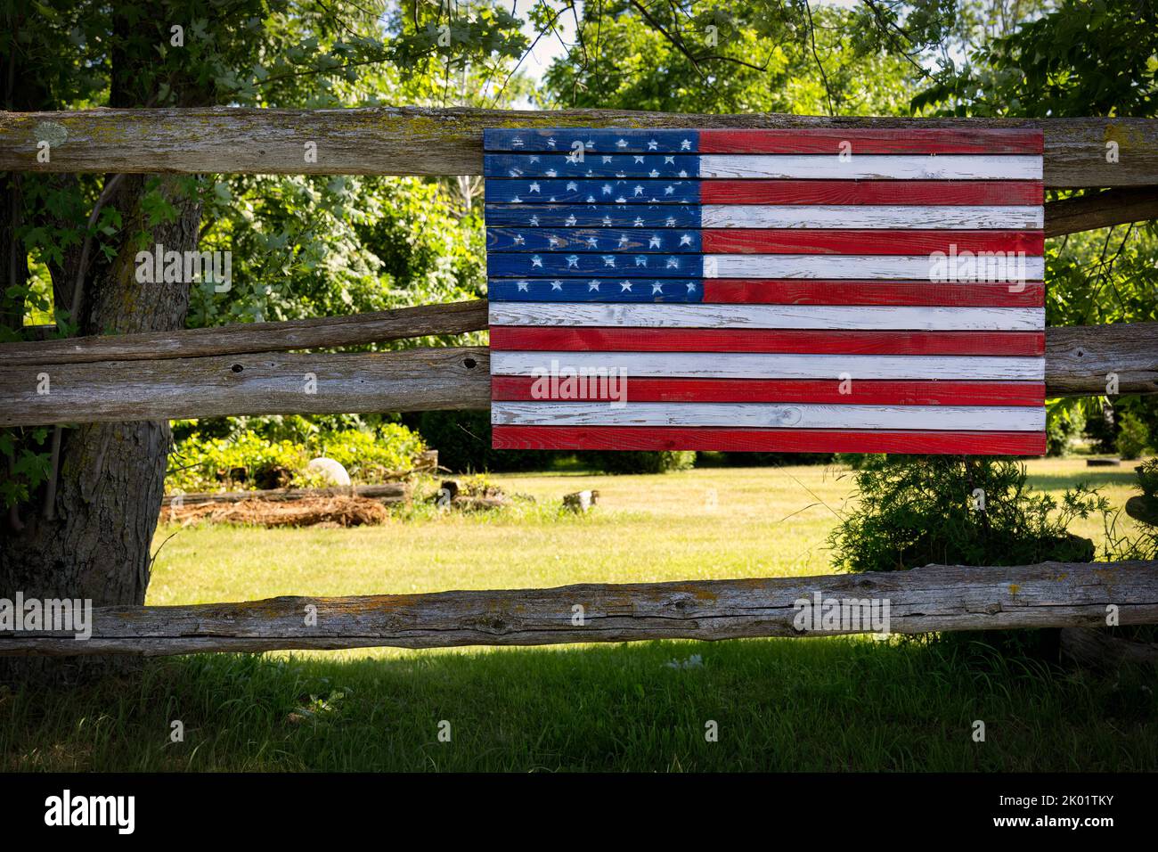 Una bandiera americana di legno attaccata ad una recinzione dal villaggio di Cato vicino Manitowoc, Wisconsin. Foto Stock