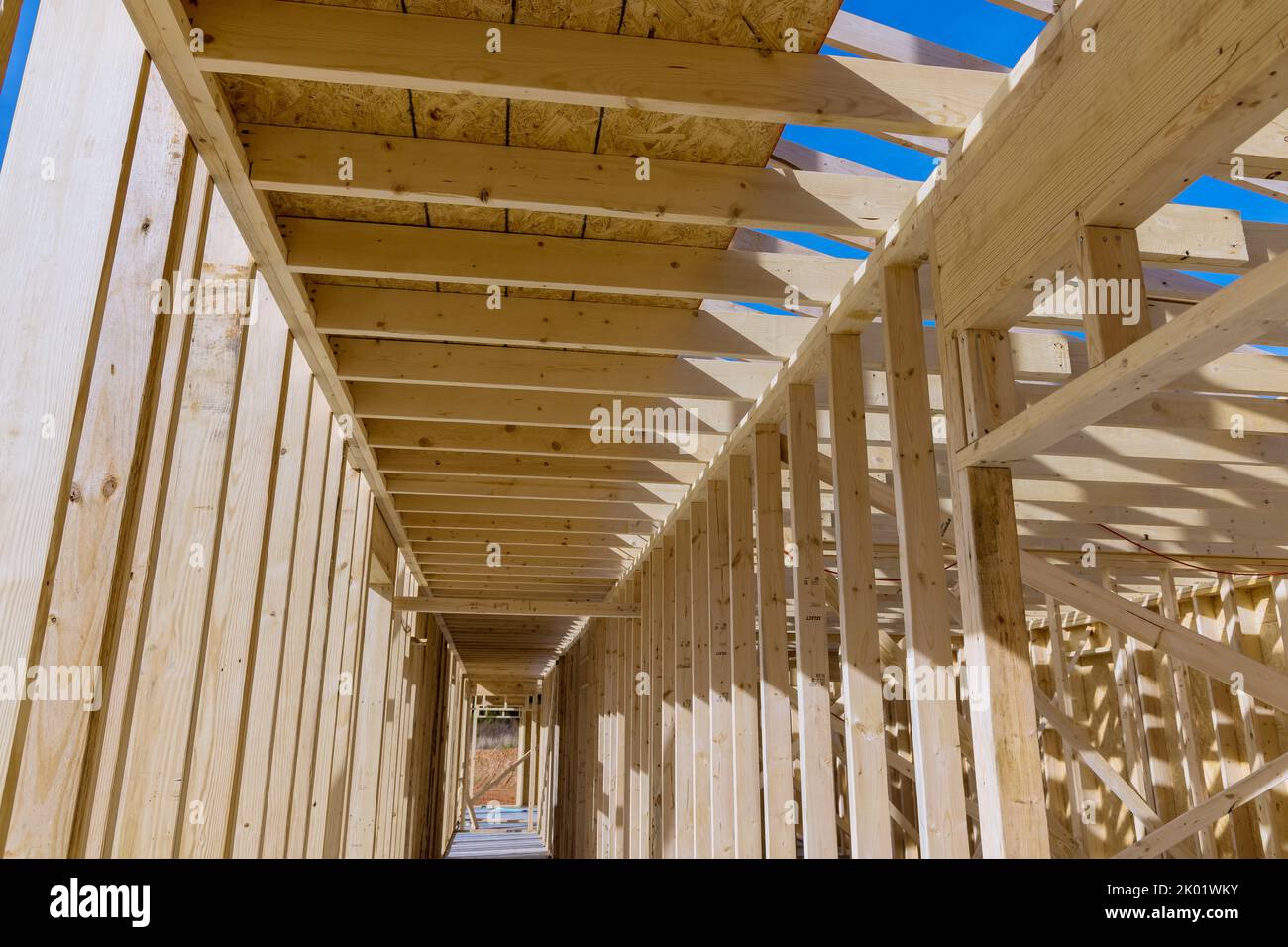 Una casa in costruzione è incorniciata con travi di legno bastone incorniciatura fatta di una specie di legno Foto Stock