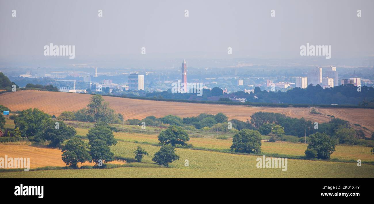Foto paesaggistica di Edgbaston, Birmingham, dalle colline con la Joseph Chamberlain Clock Tower centrale nell'immagine. È il più alto free-standi Foto Stock