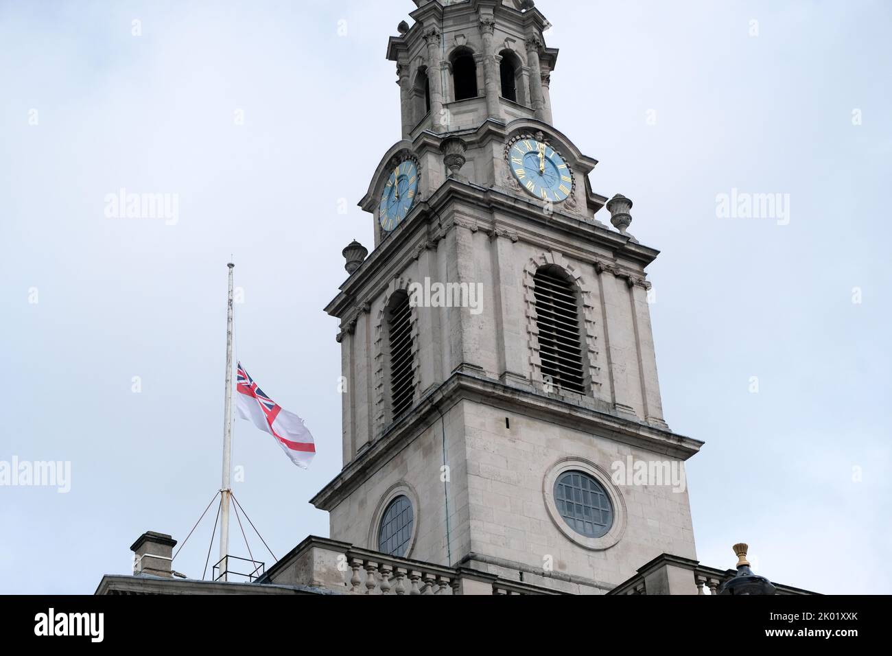 Trafalgar Square, Londra, Regno Unito. 9th settembre 2022. Lutto per la morte della Regina Elisabetta II di 96 anni. TST Martin's in the Fields campane suonano a mezzogiorno e una bandiera a mezzo albero come segno di rispetto. Credit: Matthew Chattle/Alamy Live News Foto Stock