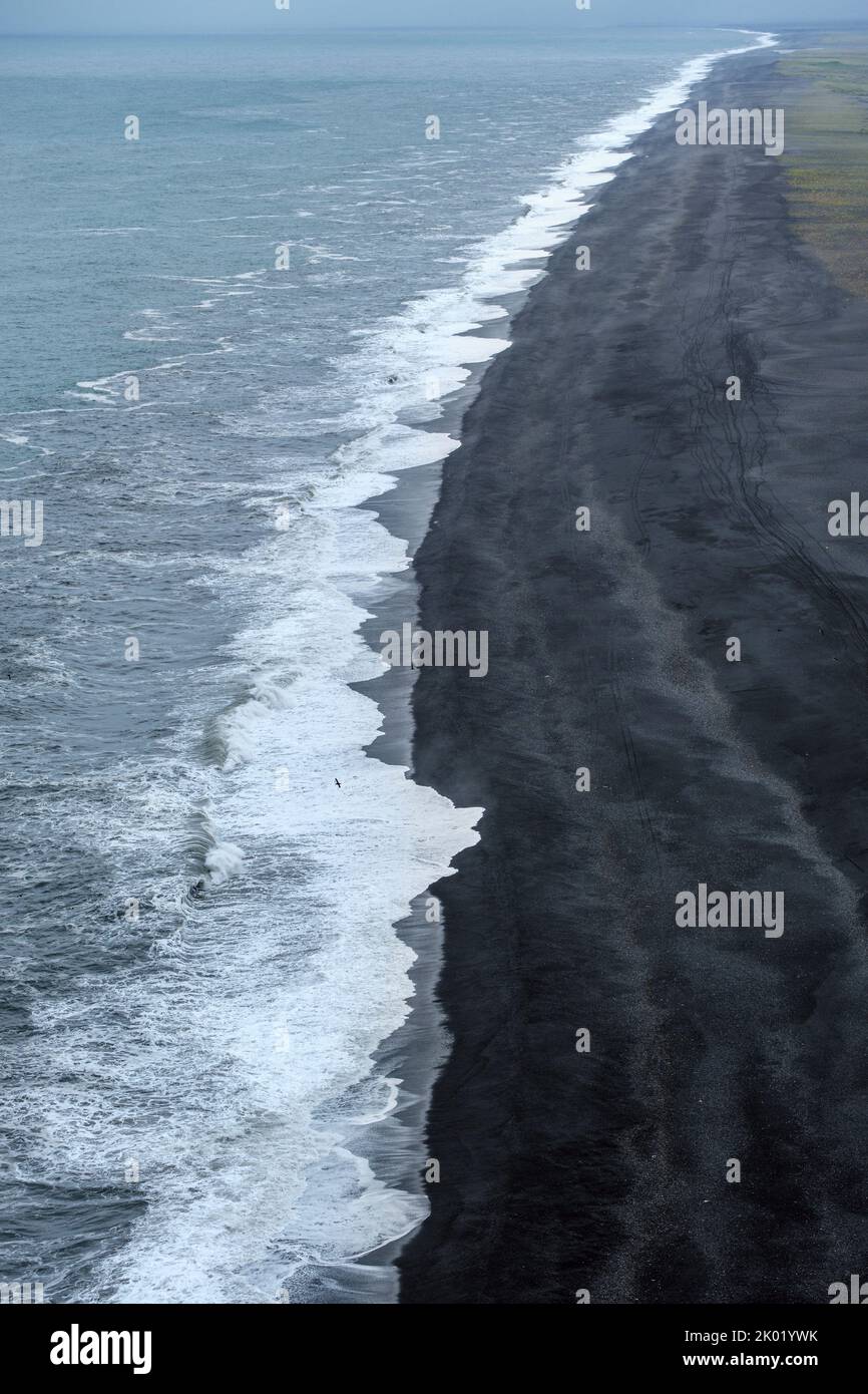 La lunga spiaggia di sabbia nera vista dalle scogliere a Dyrholaey, vicino Vik, Islanda Foto Stock