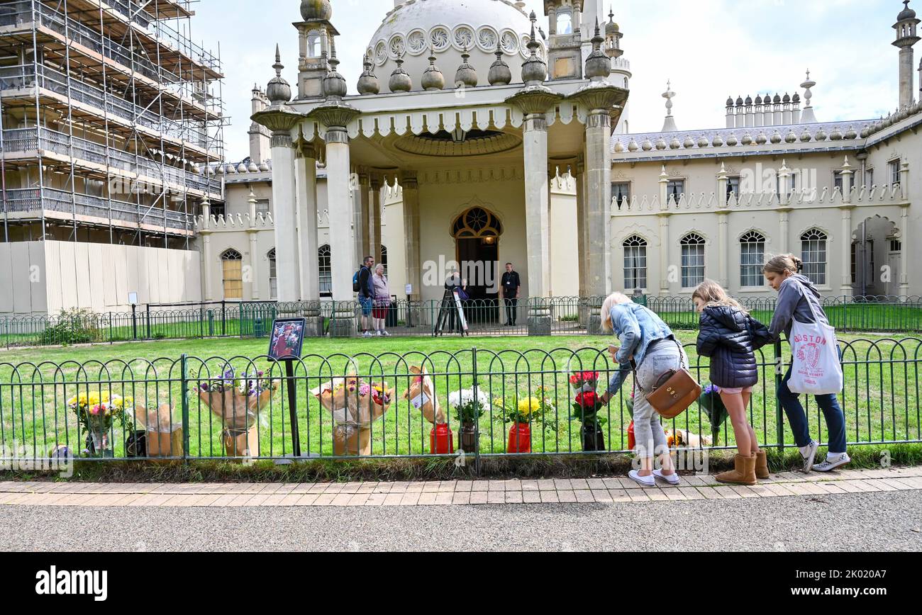 Brighton UK 9th settembre 2022 - i membri del pubblico hanno iniziato a lasciare tributi floreali alla Regina fuori dal Padiglione reale di Brighton oggi dopo che la sua morte a 96 anni è stata annunciata ieri . Elisabetta II regnò come monarca britannico per 70 anni : Credit Simon Dack / Alamy Live News Foto Stock