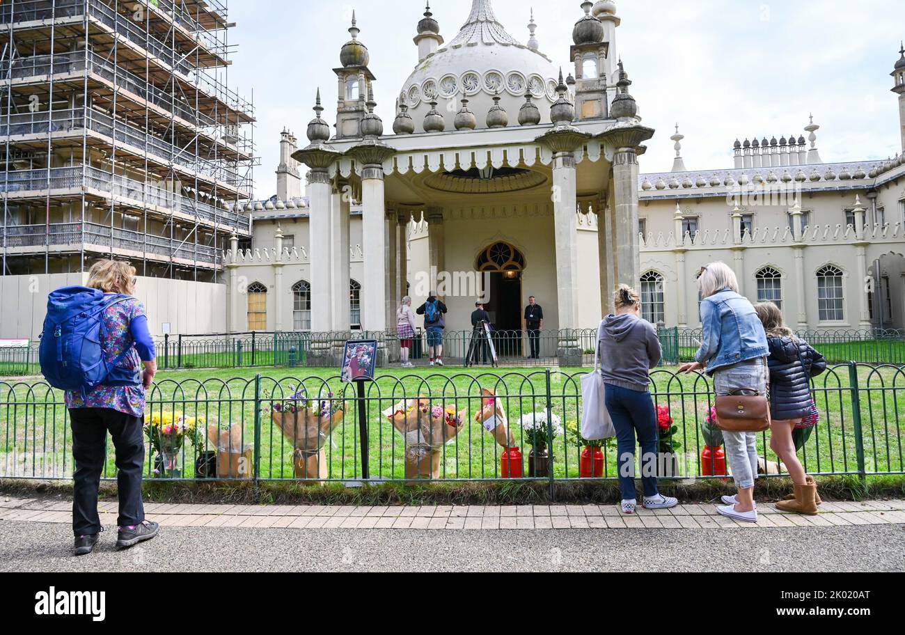 Brighton UK 9th settembre 2022 - i membri del pubblico hanno iniziato a lasciare tributi floreali alla Regina fuori dal Padiglione reale di Brighton oggi dopo che la sua morte a 96 anni è stata annunciata ieri . Elisabetta II regnò come monarca britannico per 70 anni : Credit Simon Dack / Alamy Live News Foto Stock