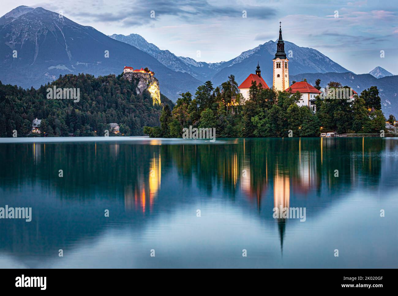 Pittoresca vista della Chiesa di Santa Maria Assunta sull’isola del Lago di Bled. Foto scattata il 3rd settembre 2022 a Bled, Slovenia. Foto Stock