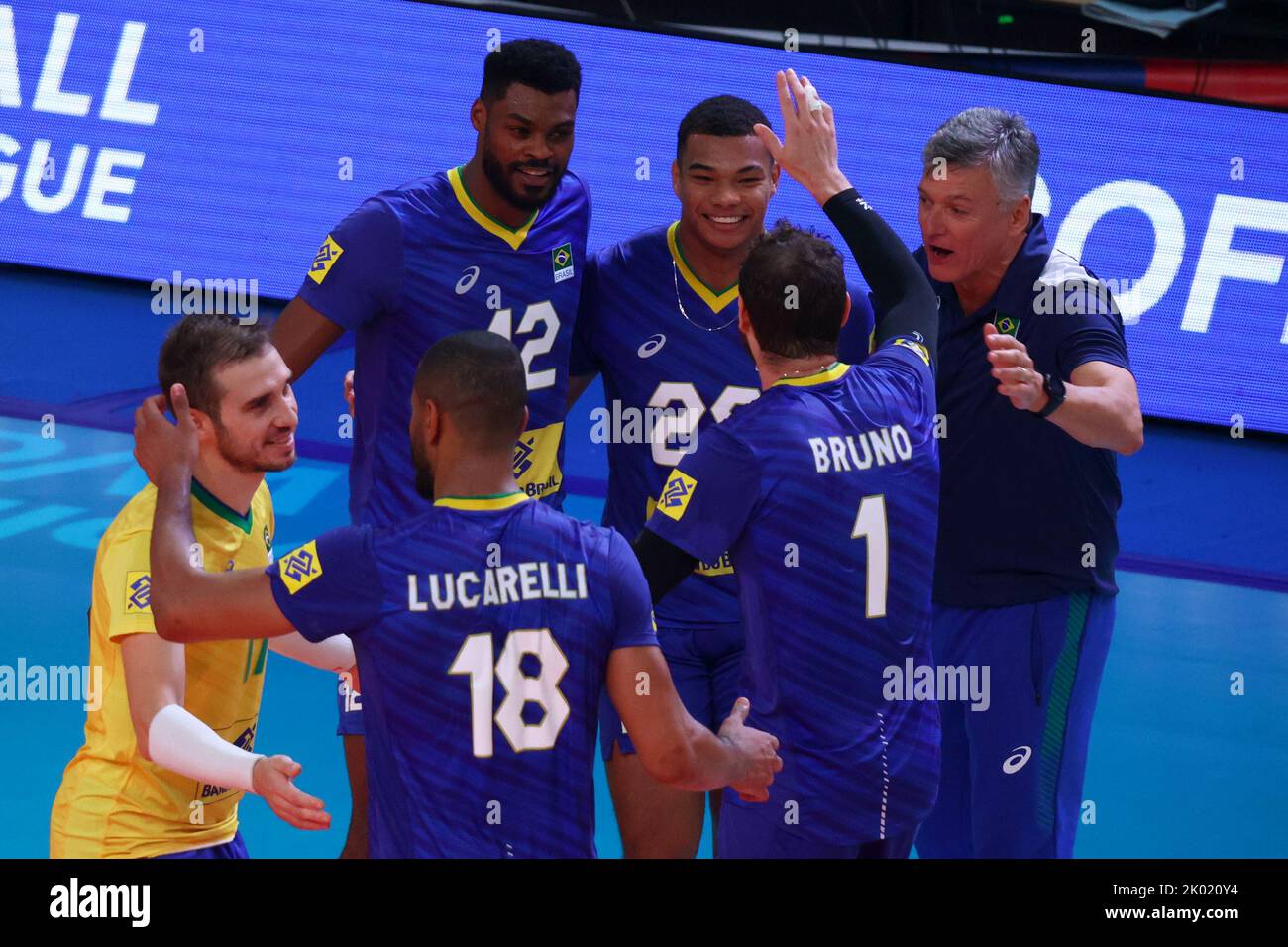 Sofia, Bulgaria - 4 luglio, 2022: L'allenatore brasiliano Renan dal Zotto (R) è visto durante una partita di gruppo del Campionato del mondo di pallavolo tra la Bulgaria A. Foto Stock