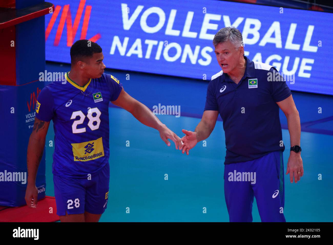 Sofia, Bulgaria - 4 luglio, 2022: L'allenatore brasiliano Renan dal Zotto (R) è visto durante una partita di gruppo del Campionato del mondo di pallavolo tra la Bulgaria A. Foto Stock