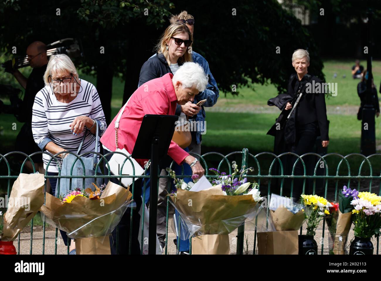 Royal Pavilion, City of Brighton & Hove, East Sussex, Regno Unito. La gente della città di Brighton & Hove lascia fiori di cordoglio per il passaggio della regina Elisabetta II al Padiglione reale di Brighton. 9th settembre 2022 Foto Stock