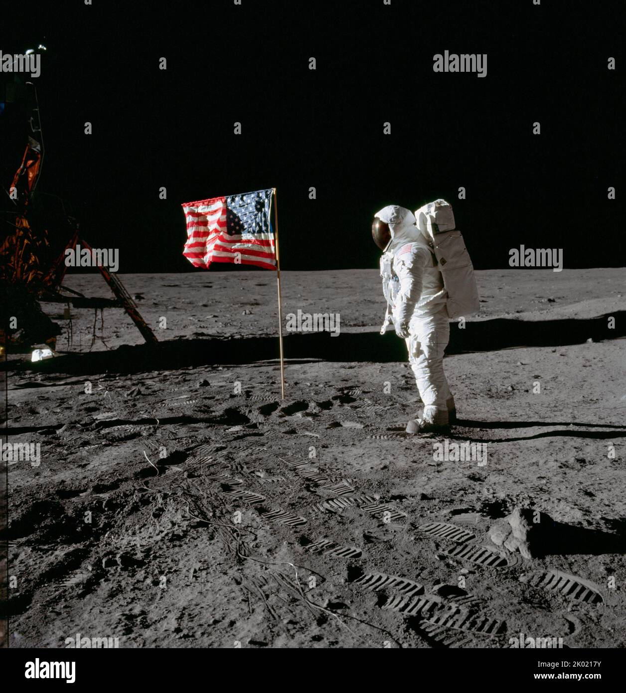 L'astronauta Edwin E. Aldrin Jr., accanto alla bandiera dispiegata degli Stati Uniti durante un'attività straveicolare dell'Apollo 11 sulla superficie lunare Foto Stock