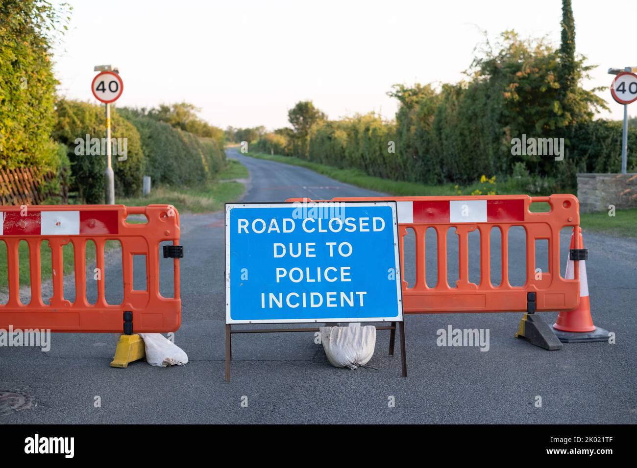 Thornton Dale, North Yorkshire, Regno Unito. Strada chiusa a causa di un incidente della polizia. Foto Stock