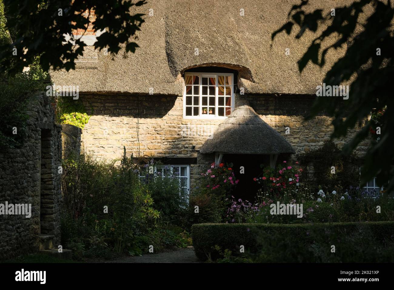 Thornton-le-Dale, North Yorkshire, Regno Unito. Grazioso Cottage con tetto in paglia Foto Stock