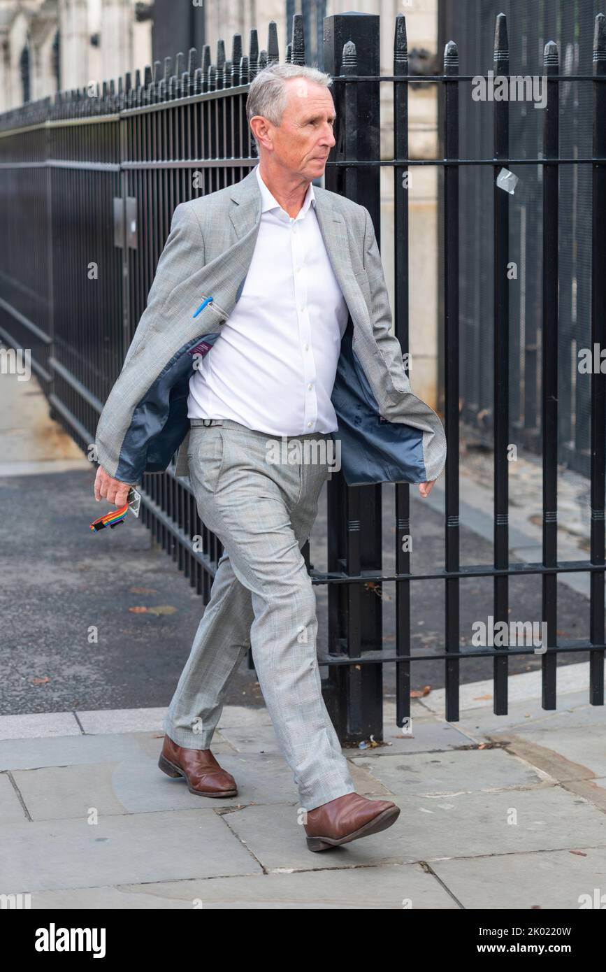 Nigel Evans MP in arrivo per i lavori della giornata presso le Camere del Parlamento, Westminster, Londra, Regno Unito. Camminando dentro al lavoro. Conservatore Foto Stock