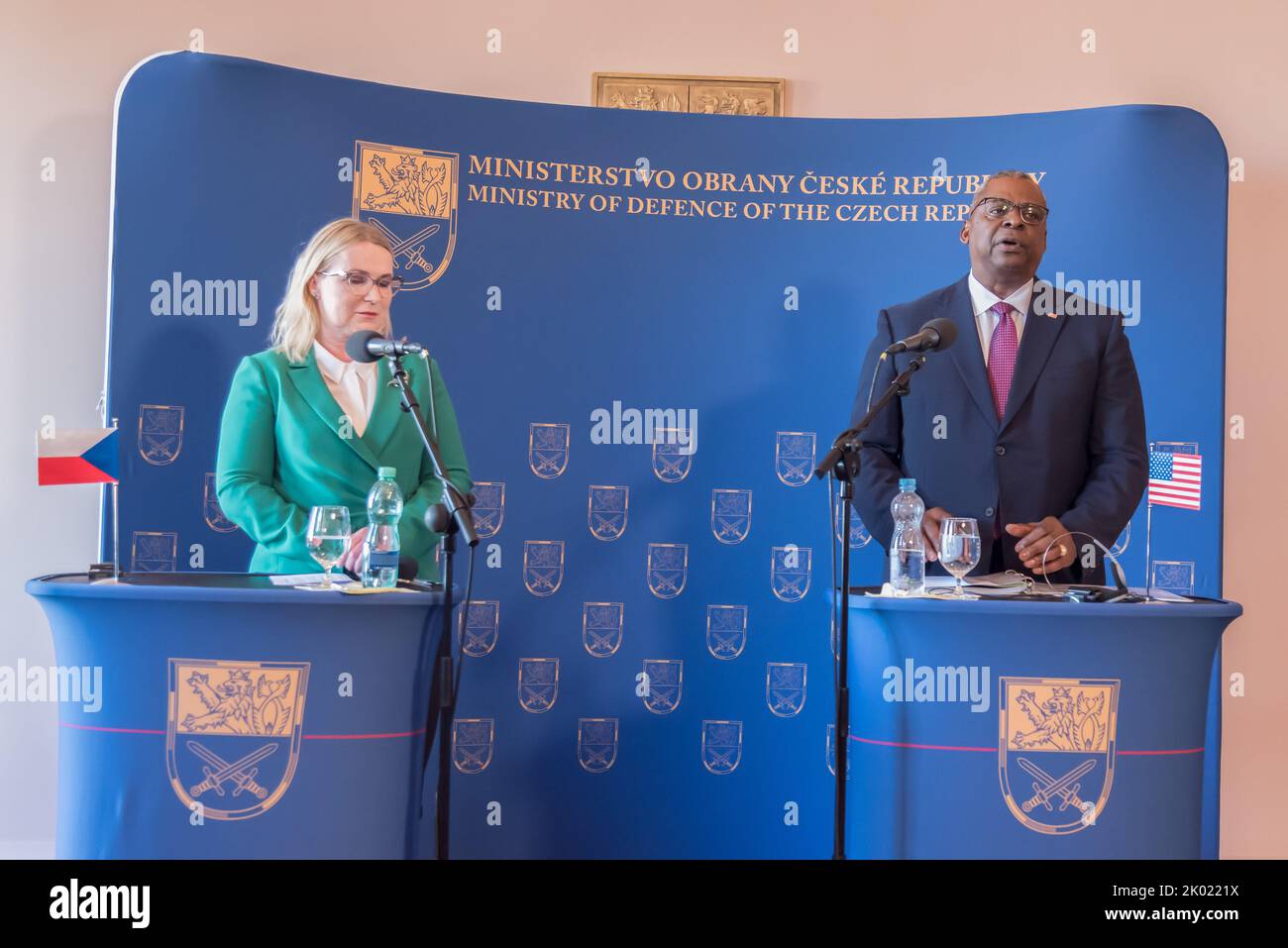 Praga, Repubblica Ceca. 09th Set, 2022. Il Ministro della difesa ceco Jana Cernochova (L) e il Segretario della Difesa degli Stati Uniti Lloyd Austin (R) hanno assistito a una conferenza stampa congiunta. Il Segretario della Difesa degli Stati Uniti visita la Repubblica Ceca, dove incontra il Ministro della Difesa ceco. Credit: SOPA Images Limited/Alamy Live News Foto Stock