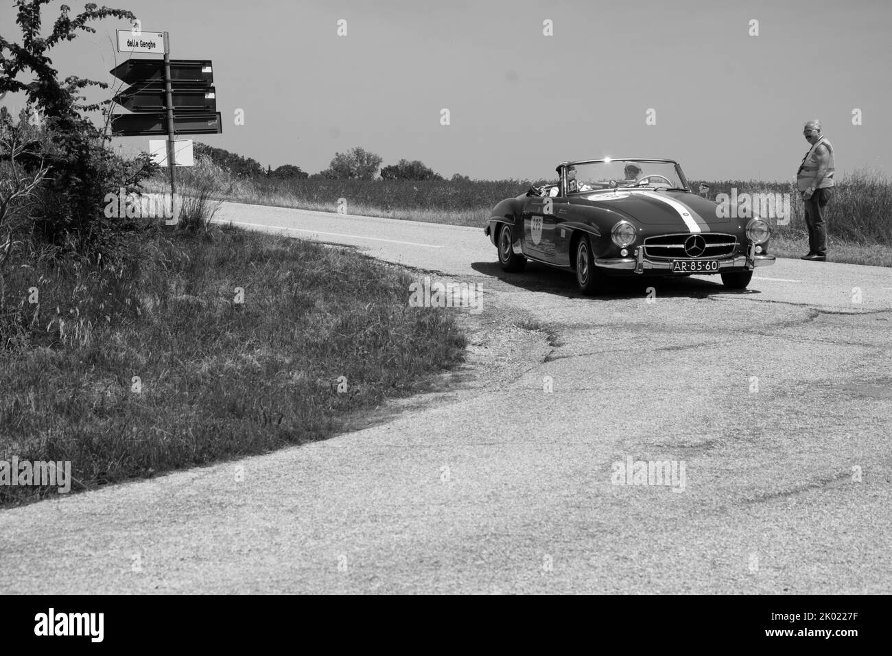 URBINO - ITALIA - GIUGNO 16 - 2022 : MERCEDES-BENZ 190 SL 1957 su una vecchia auto da corsa nel rally Mille miglia 2022 la famosa corsa storica italiana (1927-19 Foto Stock