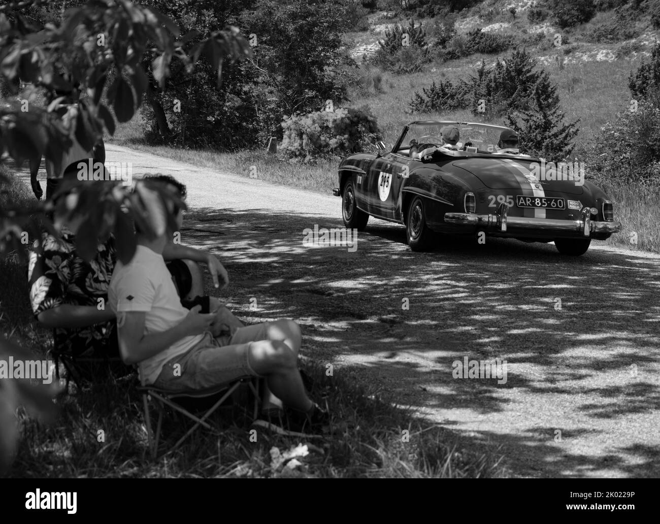 URBINO - ITALIA - GIUGNO 16 - 2022 : MERCEDES-BENZ 190 SL 1957 su una vecchia auto da corsa nel rally Mille miglia 2022 la famosa corsa storica italiana (1927-19 Foto Stock