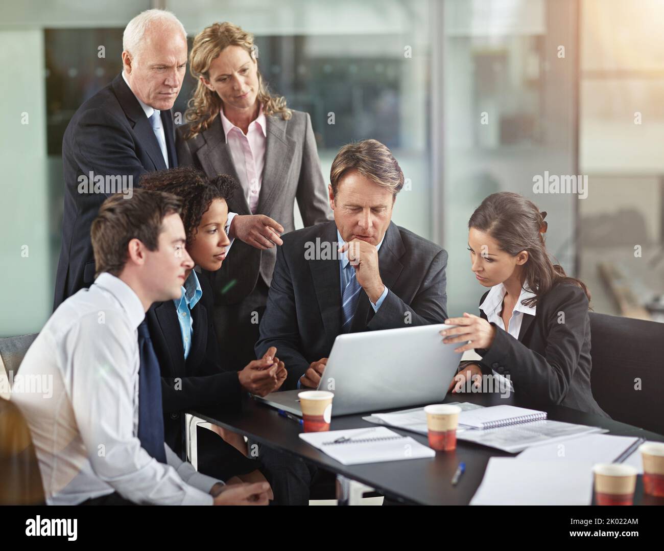 Vorrei porre una domanda: Un gruppo di uomini d'affari in una riunione. Foto Stock