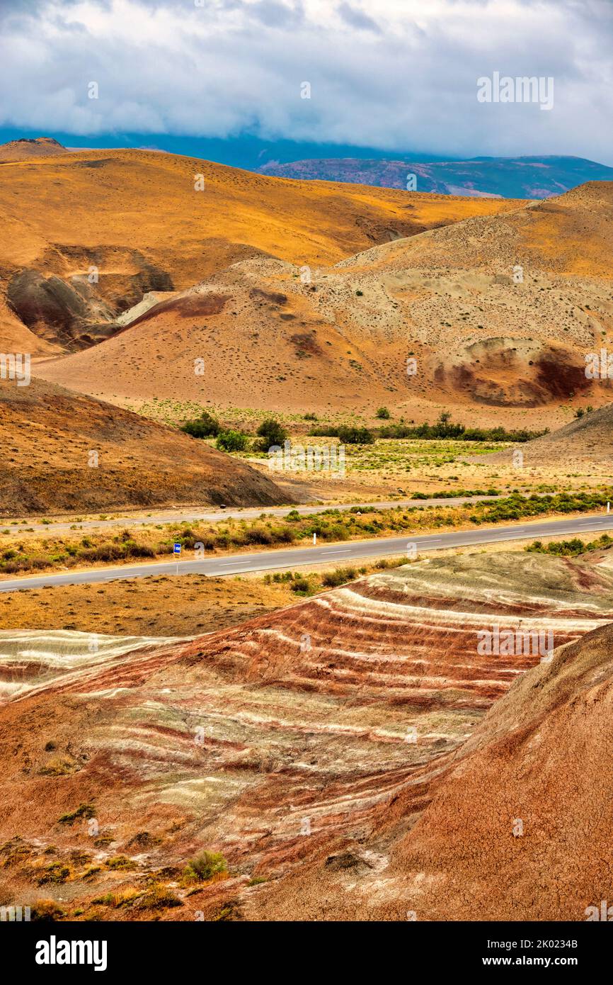 Candy Cane montagne, Khizi distretto, Azerbaigian. Le montagne' i colori sono prodotte da acque sotterranee che hanno modificato lo stato di ossidazione del iro Foto Stock