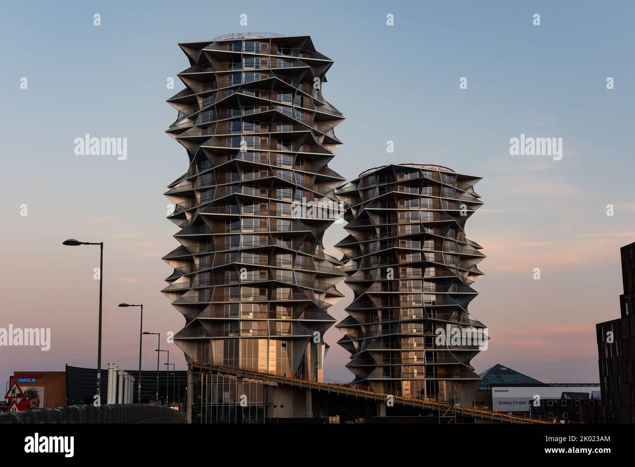 Copenaghen, Danimarca. Agosto 13, 2022. Kaktus Towers, l'alto edificio di lusso in affitto appartamenti in serata a Copenhagen Foto Stock