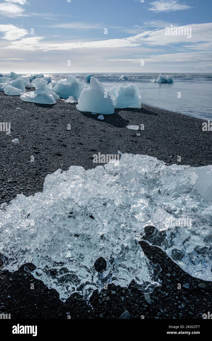 Blocchi di ghiaccio dalla laguna glaciale di Jokulsarlon lavati su Diamond Beach, Islanda Foto Stock