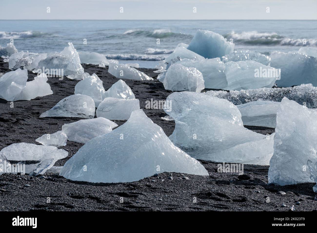 Blocchi di ghiaccio dalla laguna glaciale di Jokulsarlon lavati su Diamond Beach, Islanda Foto Stock