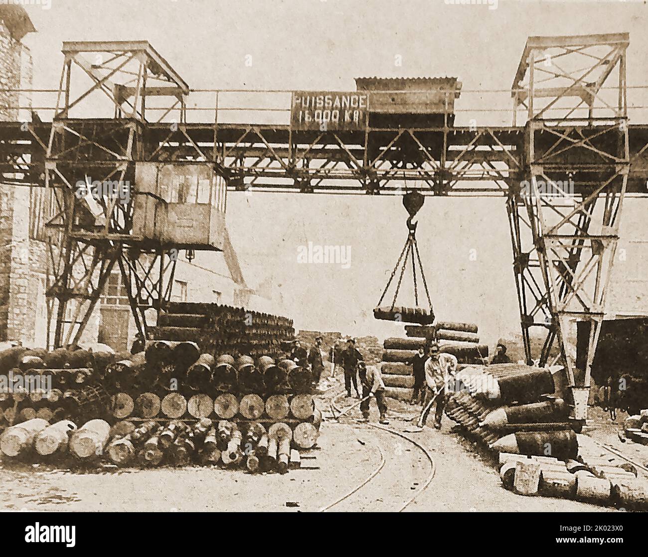 WWI - munizioni e forniture in tempo di guerra - Una scena che mostra i lavoratori francesi munizioni impilare conchiglie. ---- Erster Weltkrieg - Kriegsmunition und Vorräte - Eine Szene, in der französische Munitionsarbeiter Granaten stapeln. ---- Première Guerre mondiale - Munizioni et fournitures en temps de guerre - une scène montrant des travailleurs des munizioni empilant des obus. ---- Foto Stock
