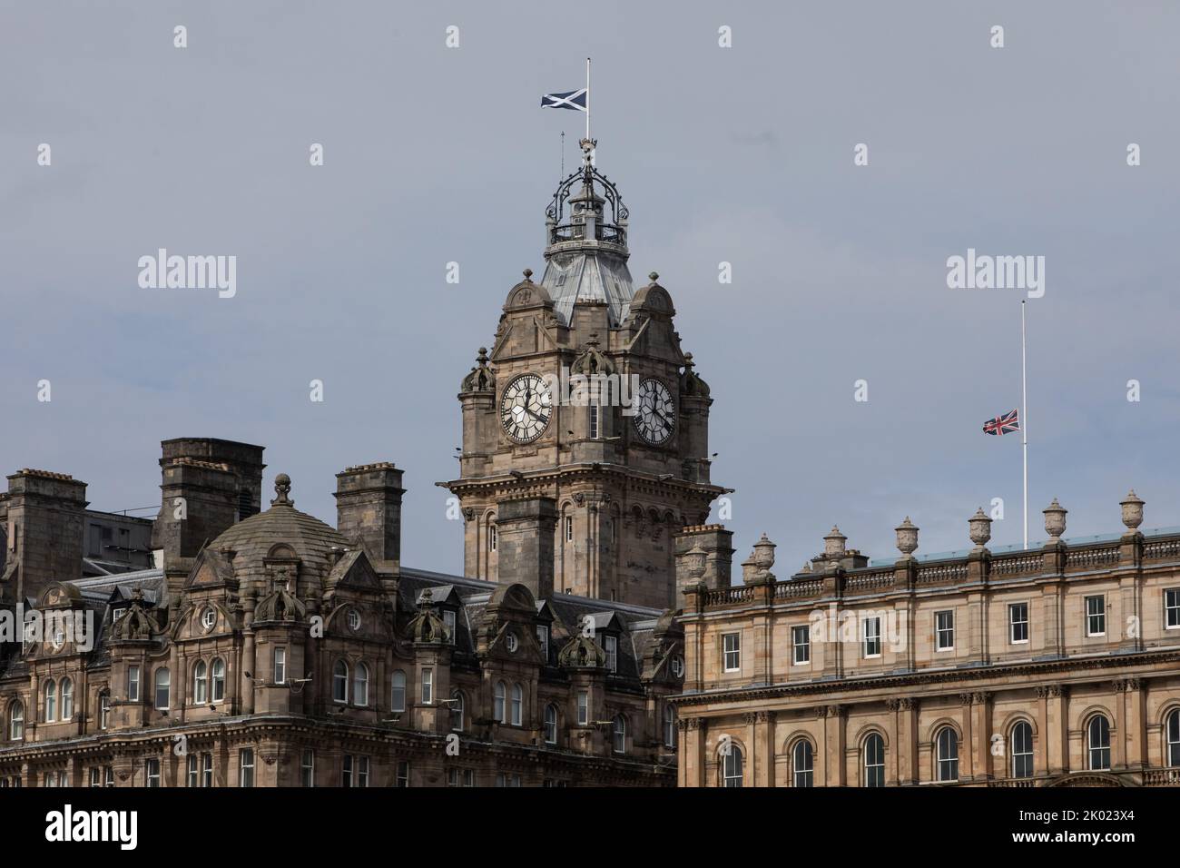 Edimburgo, Scozia, 9 settembre 2022. Le bandiere di salumi scozzesi e dell'Unione volano a metà albero come segno di rispetto per sua Maestà la Regina Elisabetta II, che è morta a 96 anni, sul Balmoral Hotel (a sinistra), a Edimburgo, in Scozia, il 9 settembre 2022. Photo credit: Jeremy Sutton-Hibbert/ Alamy Live news. Foto Stock