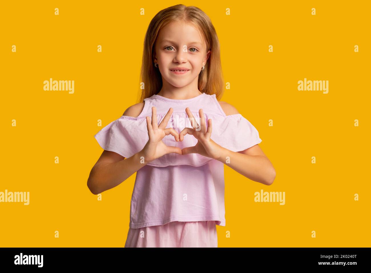 segno di amore sostegno bambino affetto simpatia ragazza Foto Stock