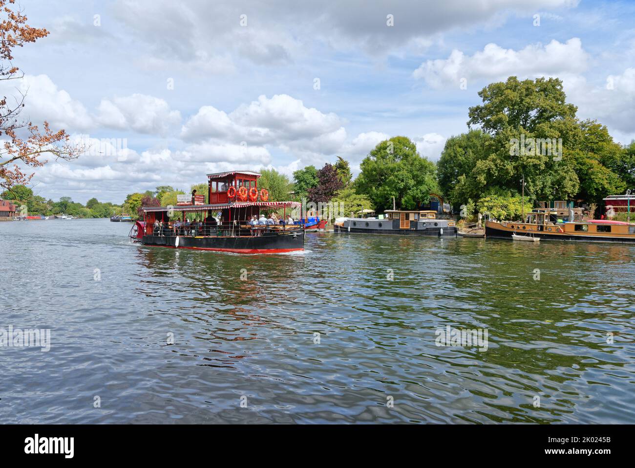Una gita in barca sul fiume French Brothers che naviga sul Tamigi a Old Windsor in una tranquilla giornata estiva nel Berkshire Inghilterra Regno Unito Foto Stock