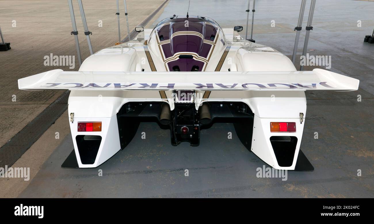 Vista posteriore di una 1986, Jaguar XJR6 LM385, guidata nel periodo da Gianfranco Brancatelli e Win Percy, in mostra al 2022 Silverstone Classic Foto Stock