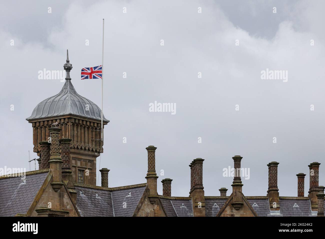 Lurgan, Contea di Armagh, Irlanda del Nord, Regno Unito. 09 settembre 2022. L'Irlanda del Nord piange la morte di sua Maestà la Regina Elisabetta II L'Union Jack vola a metà albero su Brownlow House (la proprietà è di proprietà di Lurgan Loyal Orange District Lodge) come il pubblico piangere la perdita del nostro monarca che è morto ieri. Credit: CAZIMB/Alamy Live News. Foto Stock