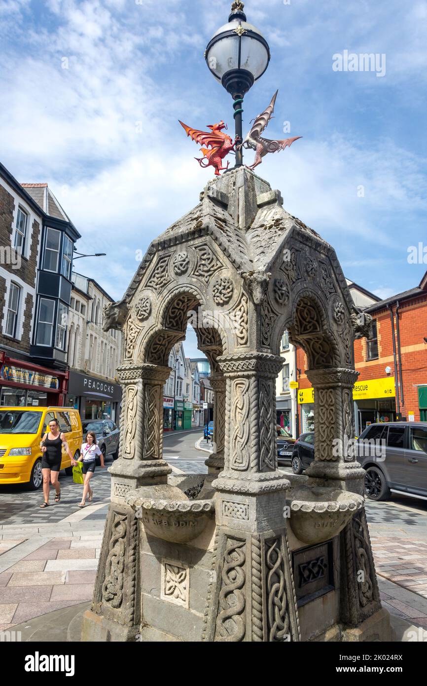 Fontana di pietra celtica, Taff Street, Pontypridd, Rhondda Cynon Taf, Galles (Cymru), Regno Unito Foto Stock