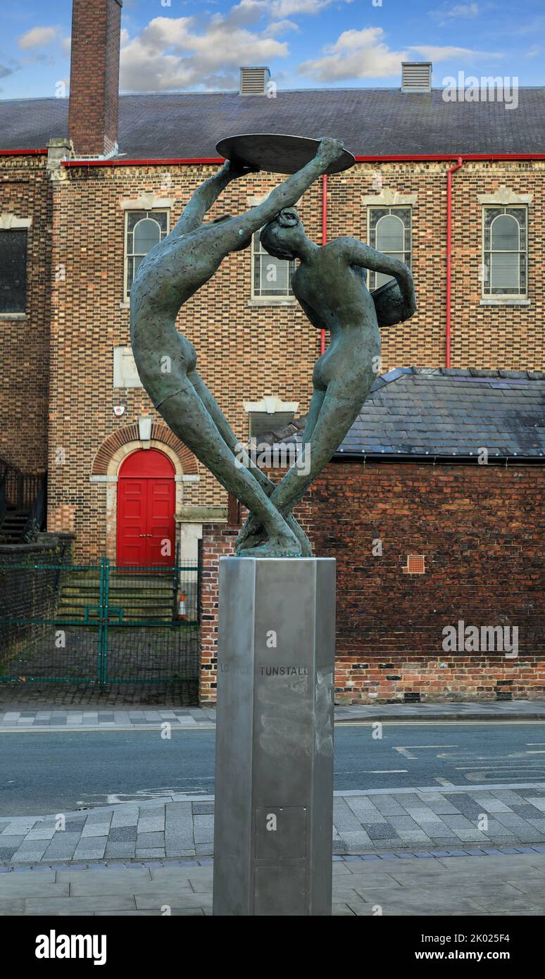 Luce della scultura della città di David Annand di fronte all'ingresso del Potteries Museum and Art Gallery, Hanley, Stoke-on-Trent, Staffs, England, REGNO UNITO Foto Stock