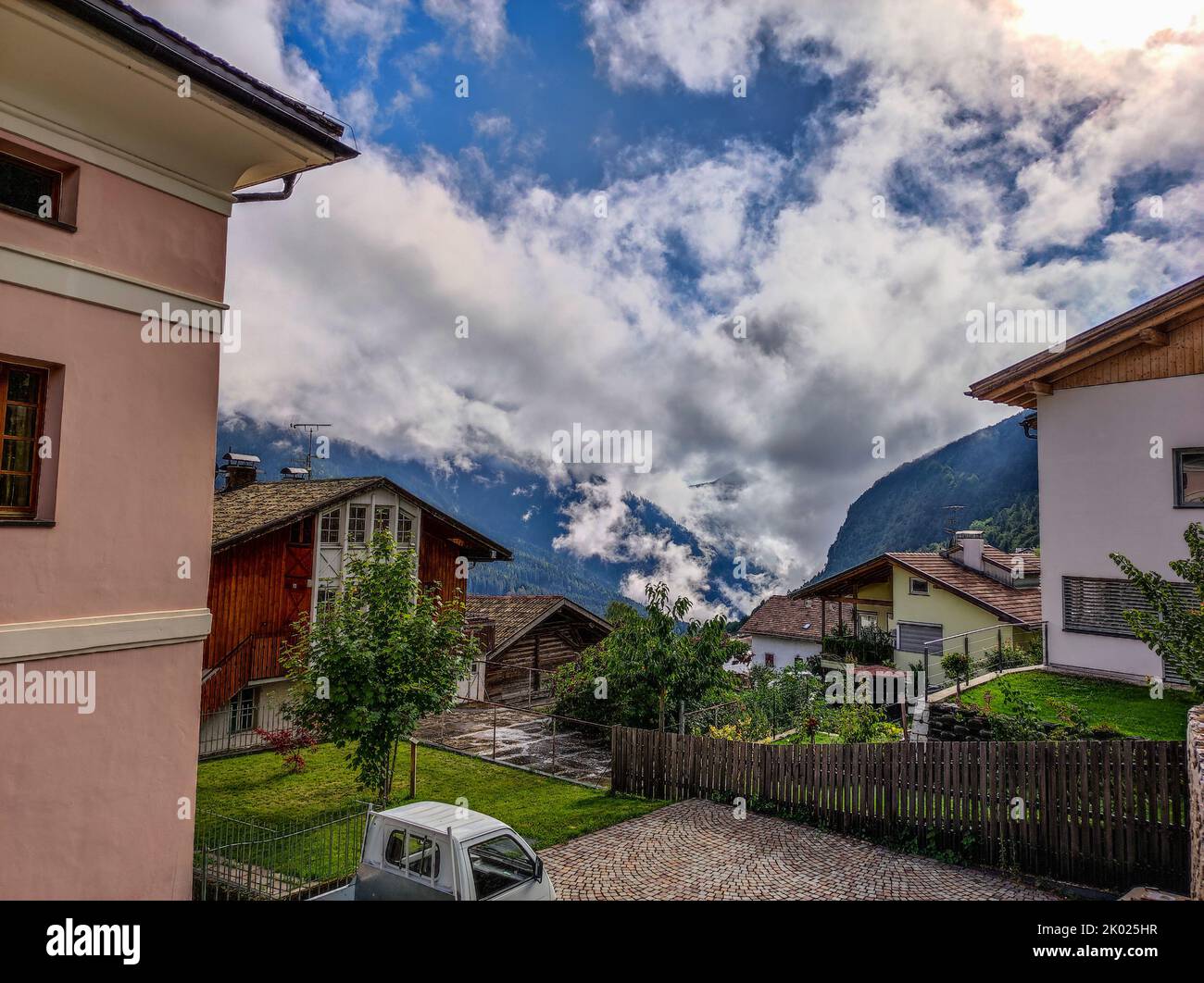 Vista sulle montagne dal paese di Trodena, in Trentino Alto Adige, Italia Foto Stock