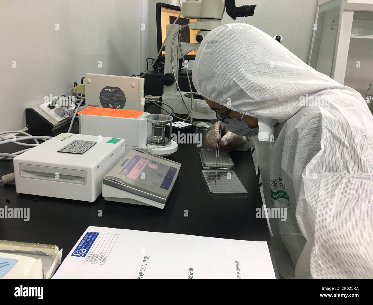 (220909) -- PECHINO, 9 settembre 2022 (Xinhua) -- Foto del file scattata nel settembre 2021 mostra un ricercatore del Beijing Research Institute of Uranium Geology (BRIUG), una filiale della China National Nuclear Corporation, pesando terra lunare. Gli scienziati cinesi hanno scoperto un nuovo minerale lunare attraverso la ricerca sui campioni recuperati dalla Luna dalla missione cinese Chang'e-5, la China National Space Administration (CNSA) e la China Atomic Energy Authority (CAEA) hanno annunciato congiuntamente venerdì. ANDARE CON 'China Focus: Gli scienziati cinesi scoprono il nuovo minerale lunare' (BRIUG/Handout via Xinhu Foto Stock