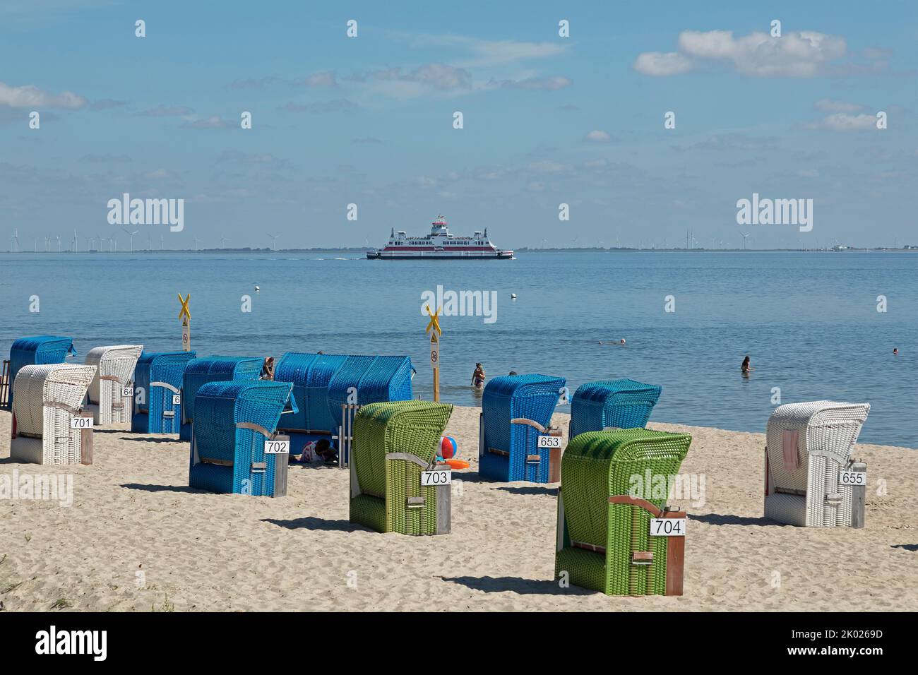 Traghetto, spiaggia, sedie a sdraio, Wyk, Isola di Föhr, Frisia settentrionale, Schleswig-Holstein, Germania Foto Stock