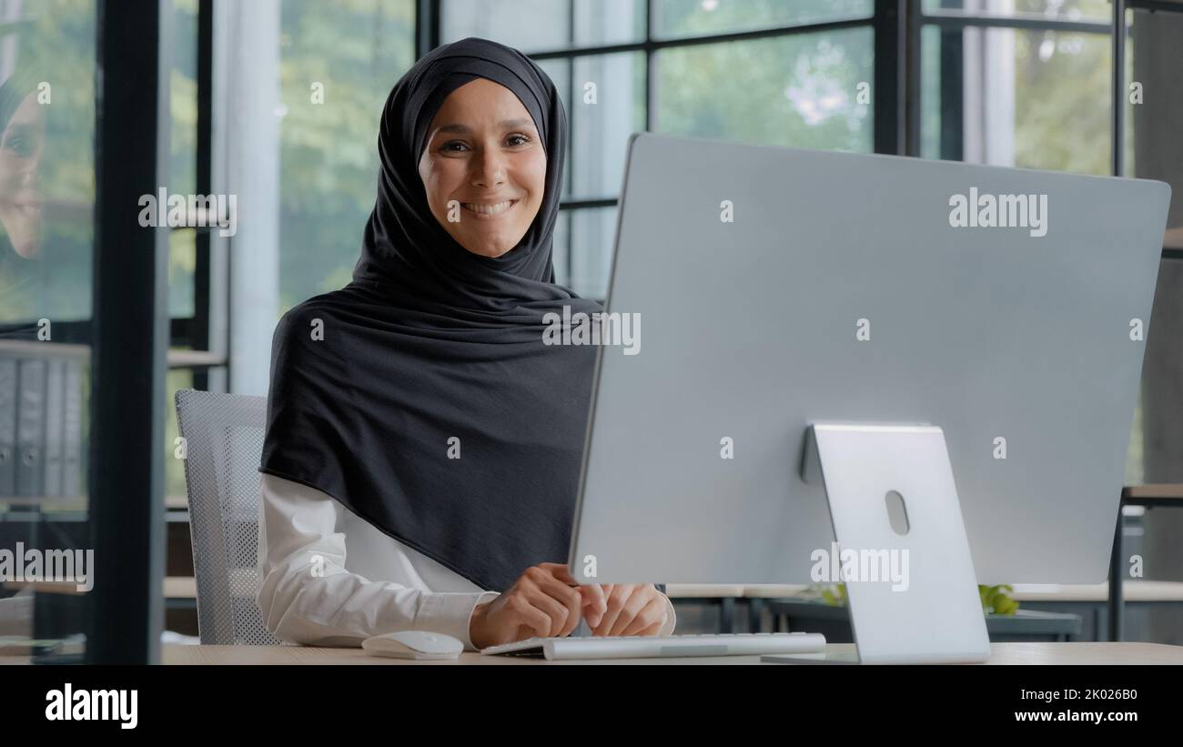 Sicuro successo elegante donna d'affari araba che digita sul computer attraente femmina musulmana in hijab professionista esperto manager Foto Stock