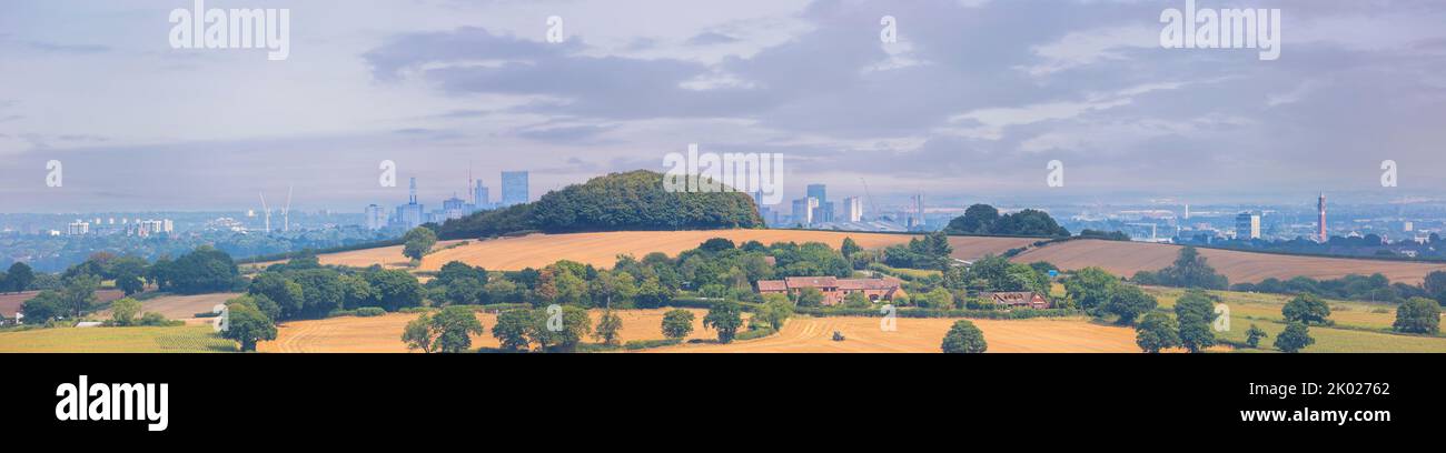 Paesaggio di Birmingham, dalle colline con la Joseph Chamberlain Clock Tower a destra dell'immagine. E' il più alto cloc autoportante Foto Stock