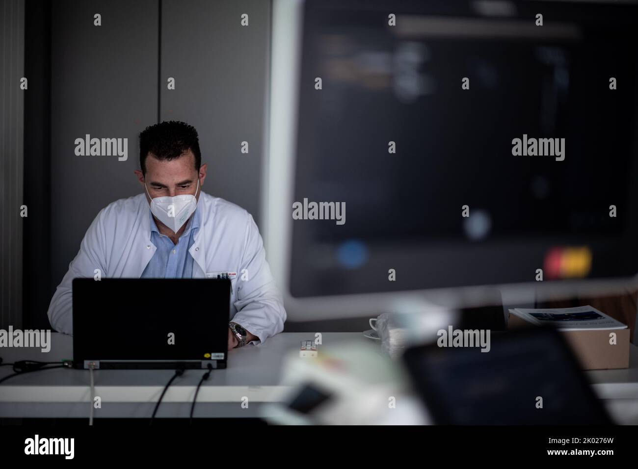 09 settembre 2022, Renania settentrionale-Vestfalia, Bochum: Il Prof. Christos Krogias, medico senior presso il Dipartimento di Neurologia dell'Università e responsabile della sezione Stroke Medicine, siede al computer. Un soldato ucraino gravemente ferito nelle operazioni in tempo di guerra si unisce al suo medico nel riferire su trattamenti speciali e riabilitazione. Aleksandr, un soldato professionista ucraino conosciuto come Sasha, arrivò in Germania nel mese di giugno con altri 30 compatrioti gravemente feriti durante la guerra. I feriti sono stati distribuiti tra vari ospedali in NRW. La diagnosi esatta dell'ucraino, le cui gambe avevano b Foto Stock