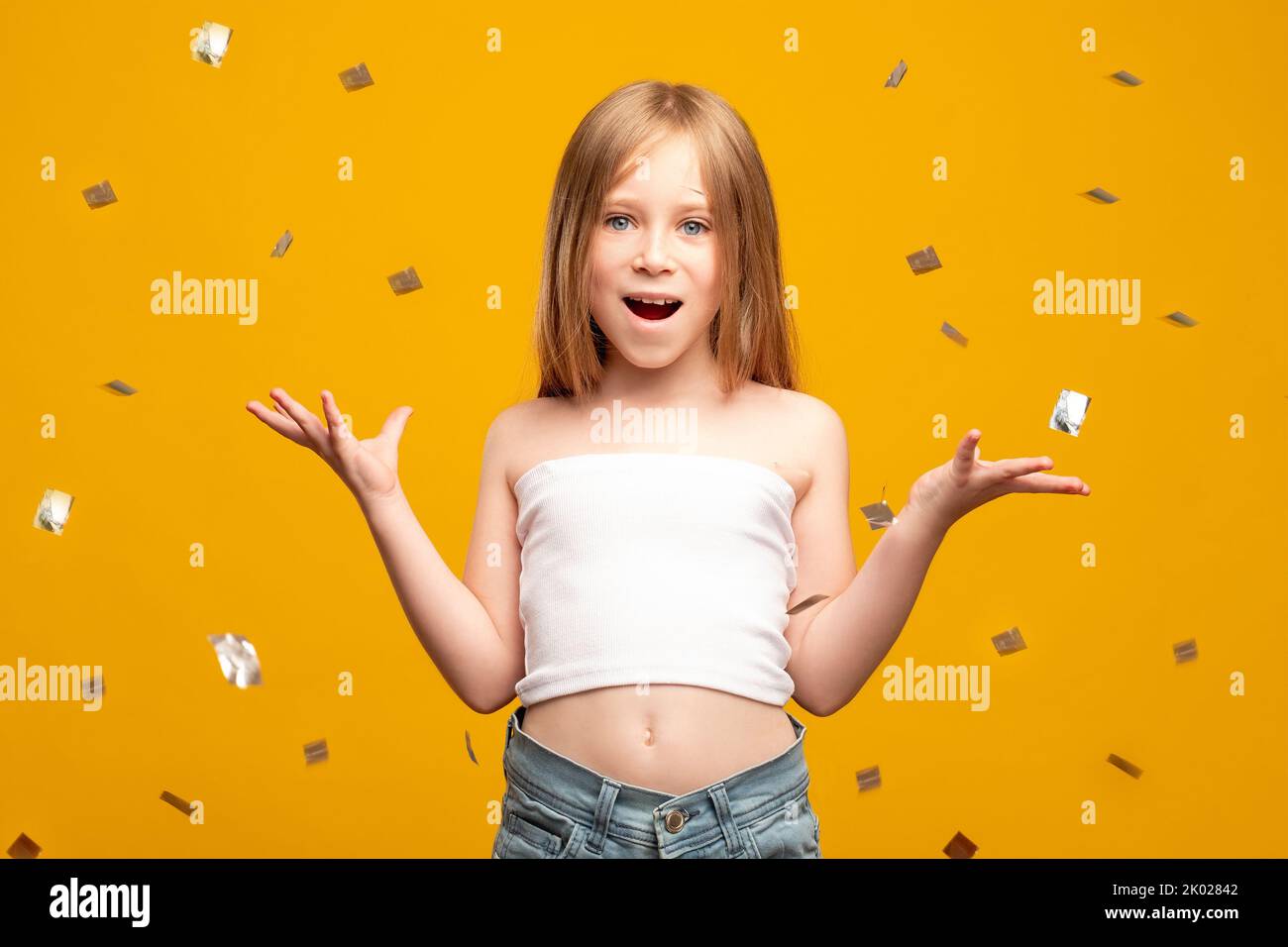 divertimento vacanza festa per bambini animazione confetti Foto Stock