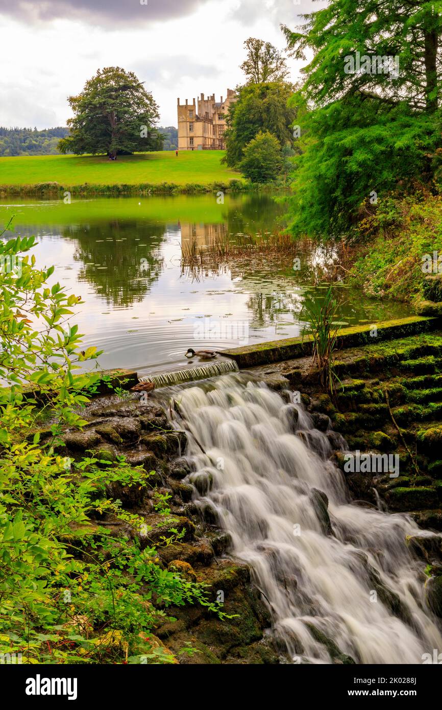 La cascata all'uscita del lago artificiale nei terreni di Sherborne Castle, Dorset, Inghilterra, Regno Unito Foto Stock