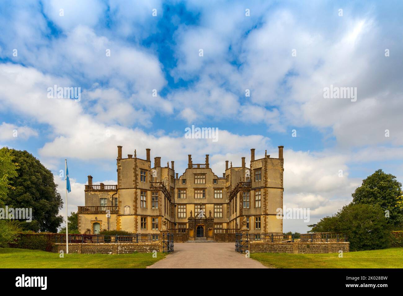 Sherborne Castle è un palazzo Tudor del 16th ° secolo costruito da Sir Walter Raleigh ed è ora parte della proprietà Wingfield-Digby a Dorset, Inghilterra, Regno Unito Foto Stock