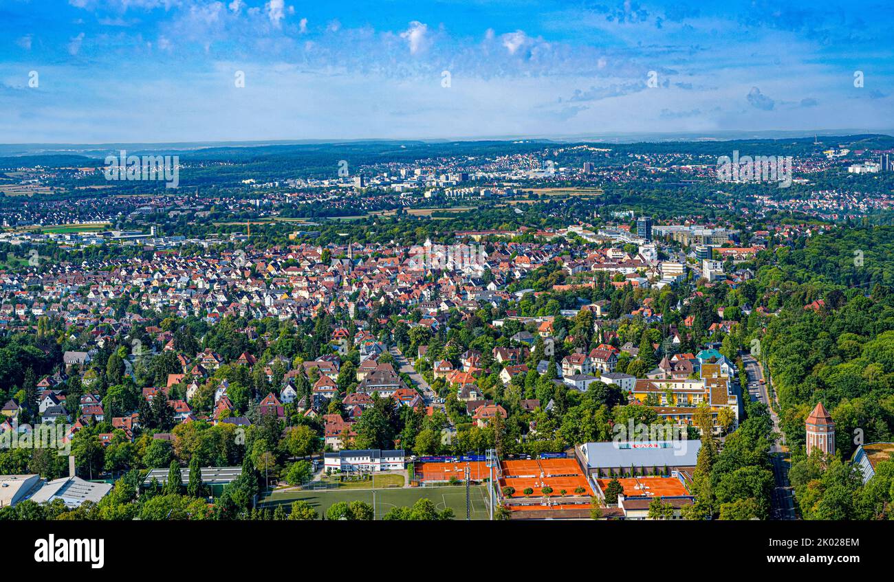 Vista in estate dalla torre televisiva di Stoccarda di Stoccarda Degerloch, campo sportivo Waldau con campo da calcio americano, capitale dello stato di Stoccarda. Baden- Foto Stock