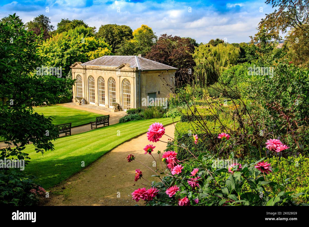 L'orangeria nei giardini paesaggistici di Sherborne Castle, Dorset, Inghilterra, Regno Unito Foto Stock