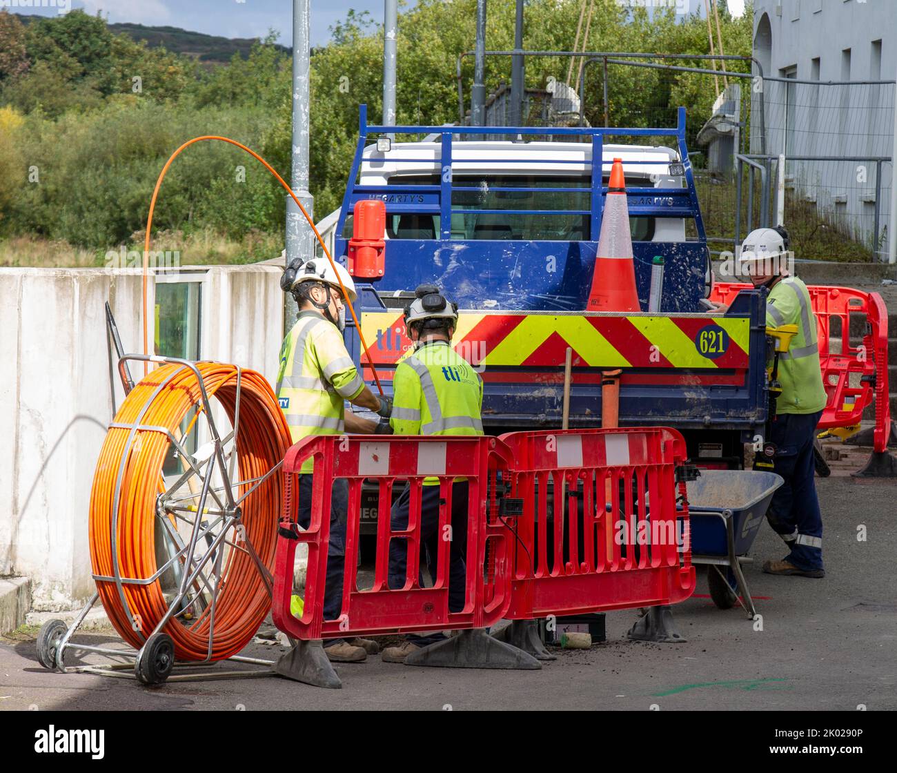 Tecnici che installano cavi in fibra ottica interrati Foto Stock